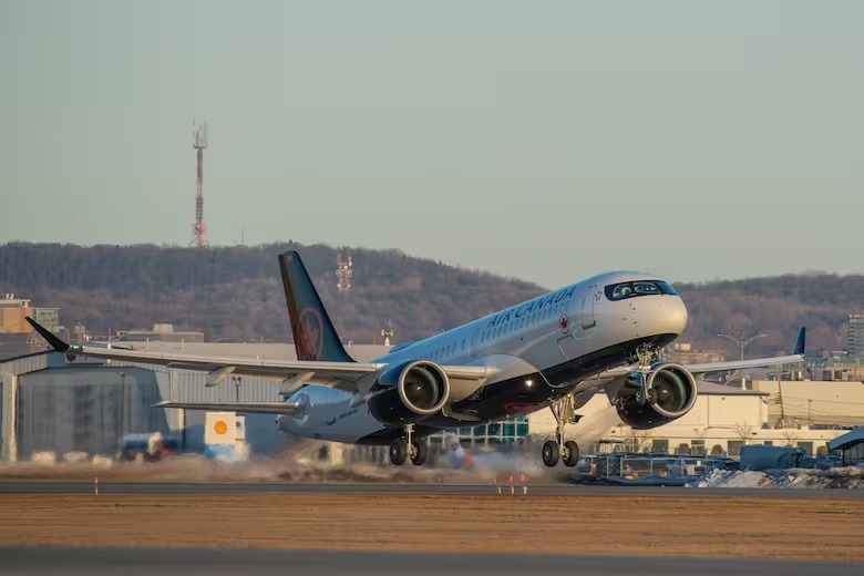 Alerta en el avión: un pasajero abrió la puerta de cabina y se tiró al vacío