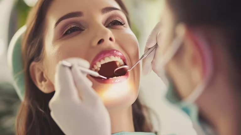 ¿El Alzheimer se revela en el dentista?… las señales que podrían anunciarlo años antes que se manifieste