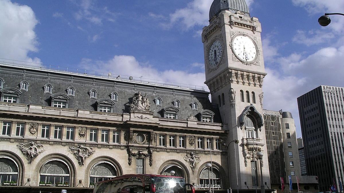 Autoridades revelan que el atacante en una estación de tren de París presenta problemas psiquiátricos