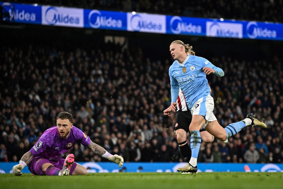 Haaland dejó al Manchester City a un punto del Liverpool tras victoria ante el Brentford