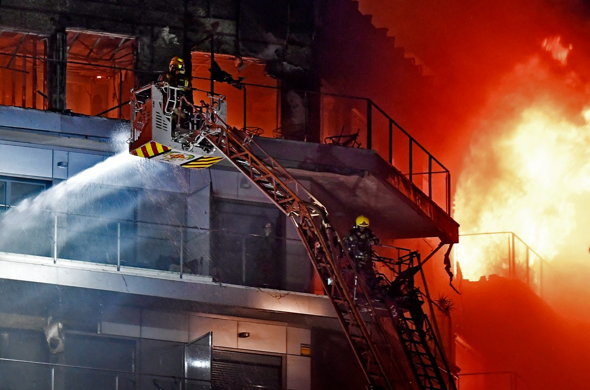 Al menos 13 heridos dejó incendio en edificio residencial en Valencia