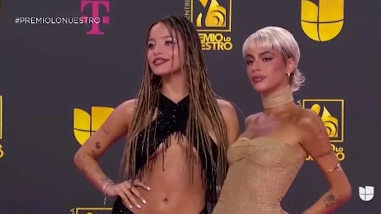 El show de Tini y Emilia en Premio Lo Nuestro que terminó con un apasionado besucón (VIDEO)