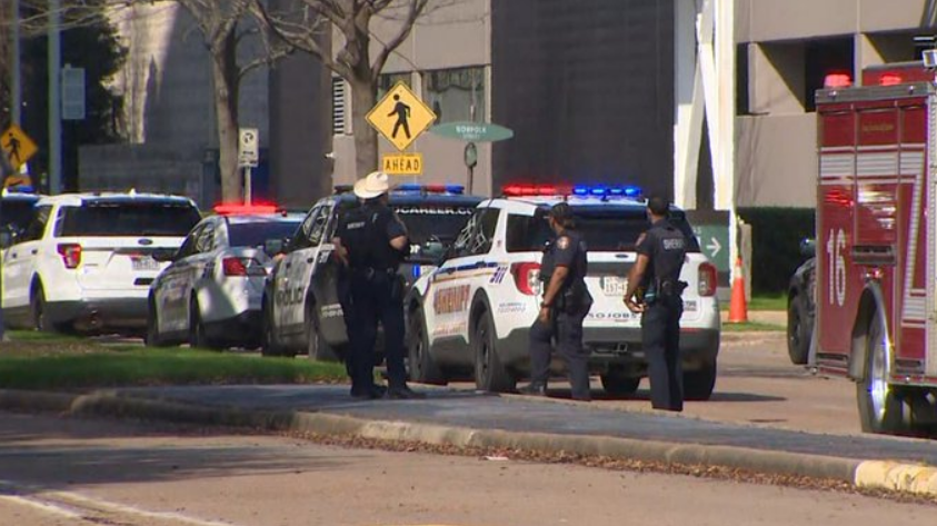 Cayó abatido sospechoso que desató un tiroteo en iglesia evangélica de Texas (Video)