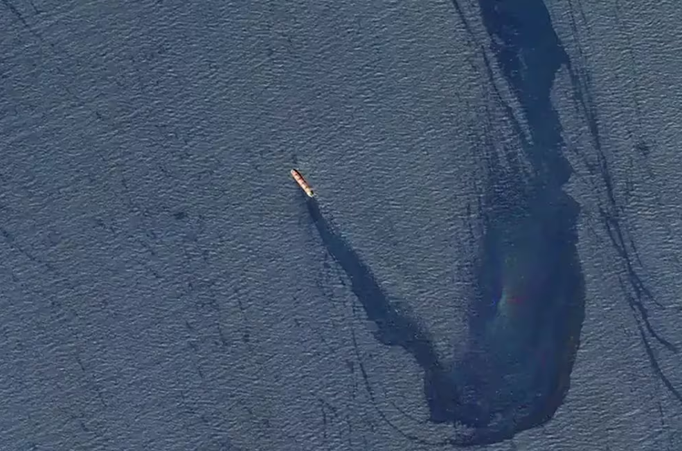 Ataque de los hutíes a un buque en el golfo de Adén provocó un desastre medioambiental