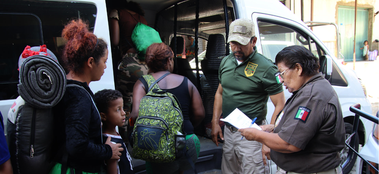 Hallaron más de 100 migrantes hacinados en una casa cerca de la frontera de México con EEUU