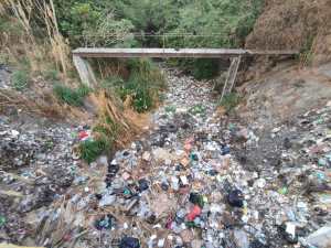 En un peligroso basurero convirtieron canal que divide a Santa Rosa y 23 de Enero en Maracay
