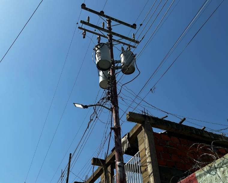 En El Espejo 3 de Barcelona, la única luz que brilla es la de la alcaldesa… pero por su ausencia