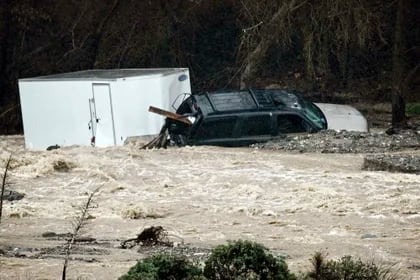 El dramático rescate de un hombre que intentaba salvar a su perro durante las inundaciones en California (VIDEO)