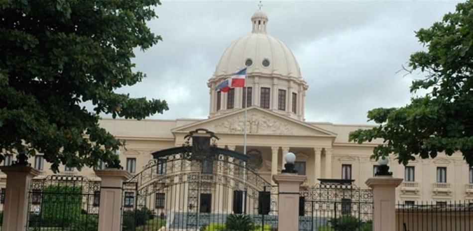 Hombre choca contra las puertas del Palacio Presidencial en República Dominicana, hay tres heridos (VIDEO)