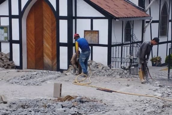 Echan pa’ atrás trabajo de “rehabilitación” que afectaba fachada de iglesia en la Colonia Tovar