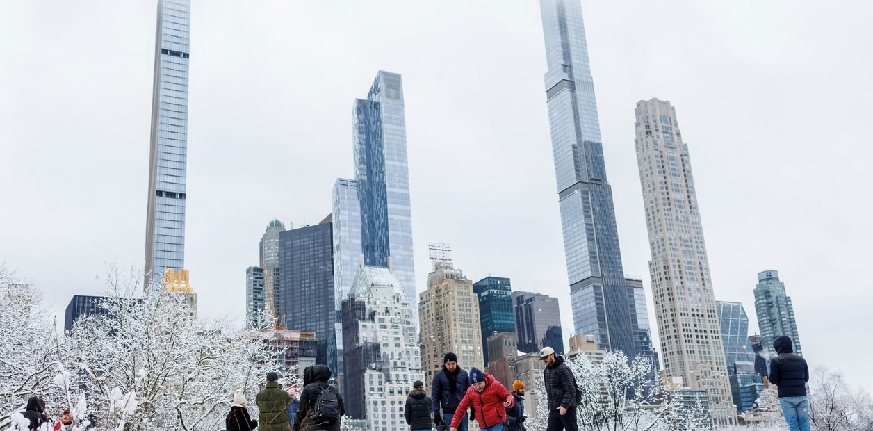 Vuelos cancelados y caos vehicular por una feroz tormenta de nieve en Nueva York