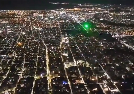 “No entiendo la gracia”: apuntaron con potente láser a piloto cuando estaba por aterrizar en un aeropuerto (VIDEO)