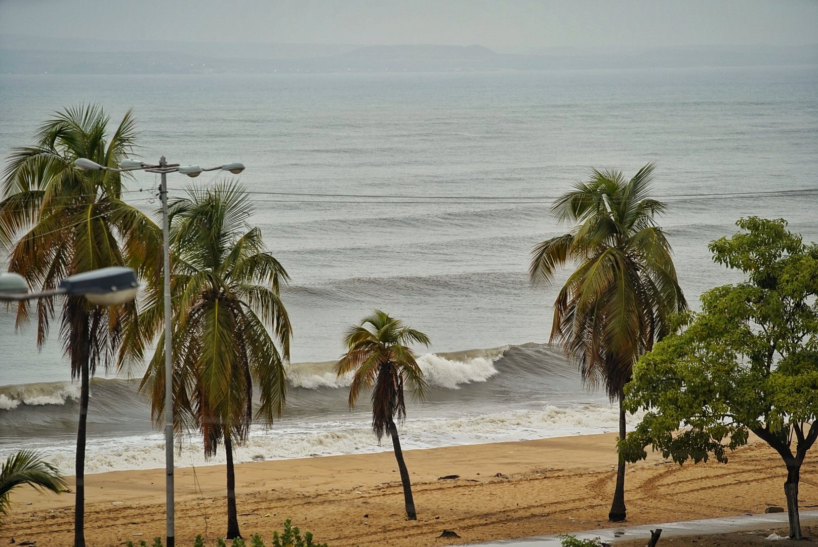 Fenómeno meteorológico “mar de fondo” en las costas venezolanas puede arruinar los carnavales a los temporadistas (Video)