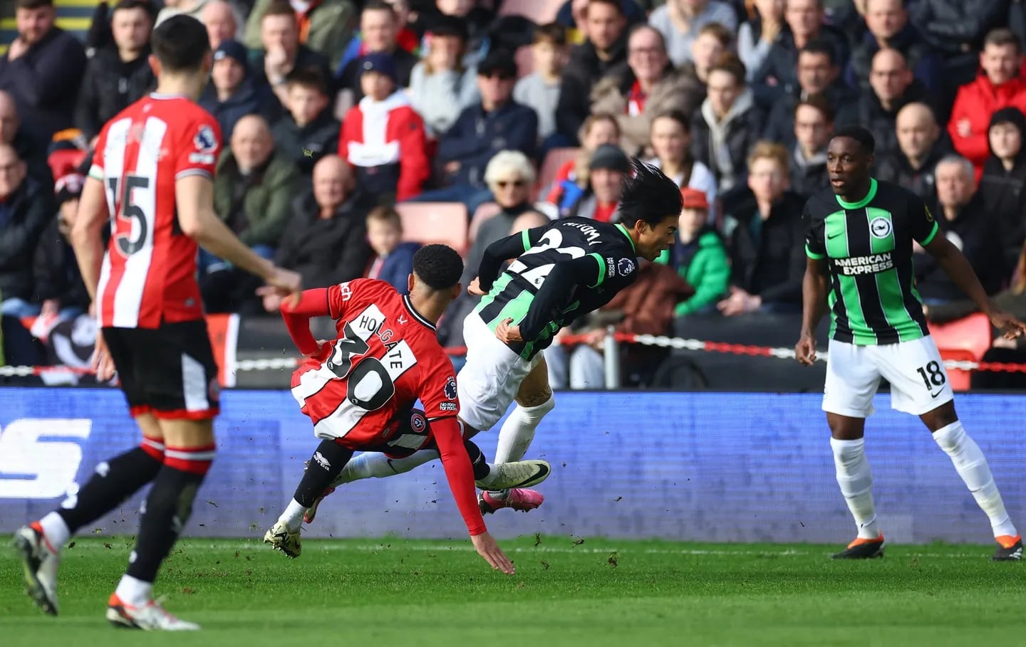 “Roja y cárcel”: La brutal patada en la Premier League que causó indignación (VIDEO)