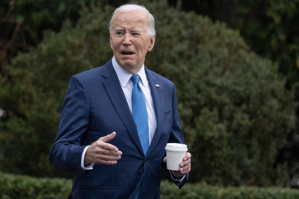 Biden viaja de sorpresa al médico por motivos “físicos” mientras aumentan especulaciones sobre su aptitud mental