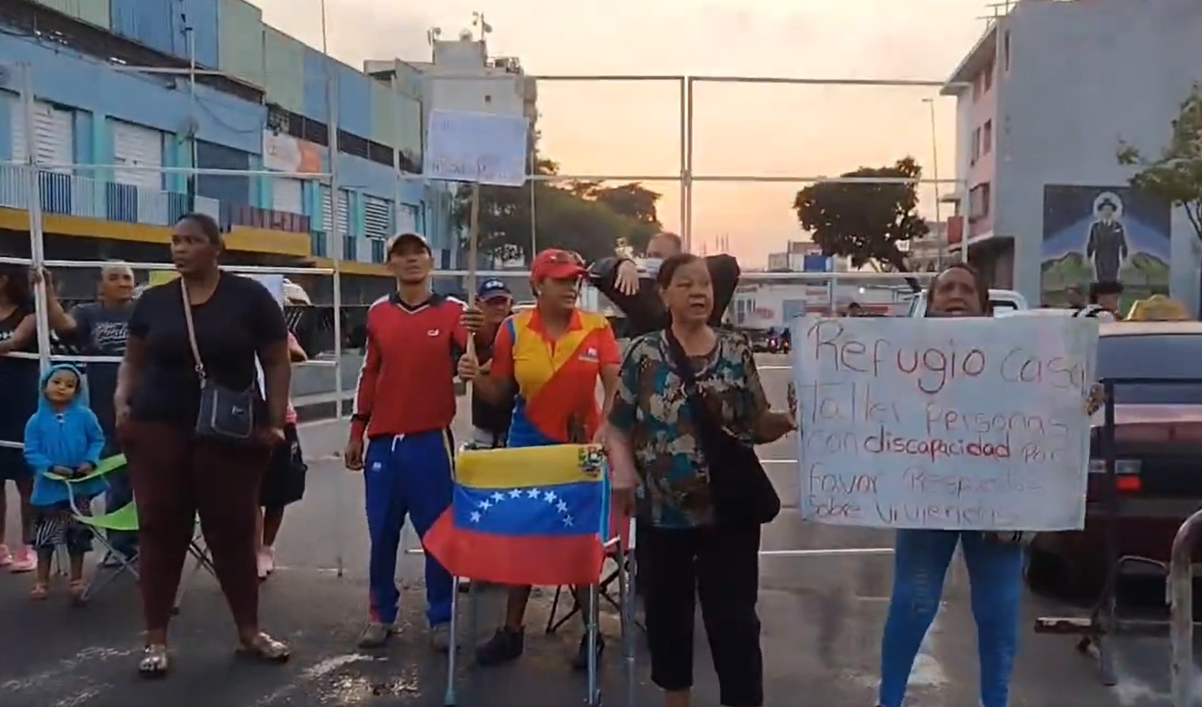 Refugiados protestan por viviendas frente al parque del oeste tras 13 años de espera #19Feb (Video)