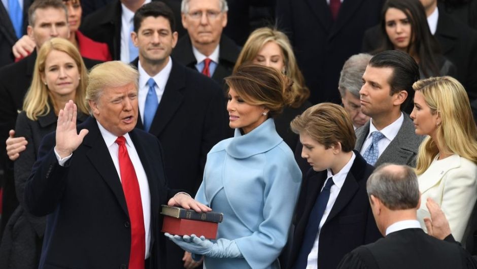 “God Bless the USA”: Por qué algunos cristianos están enojados por la Biblia de Trump