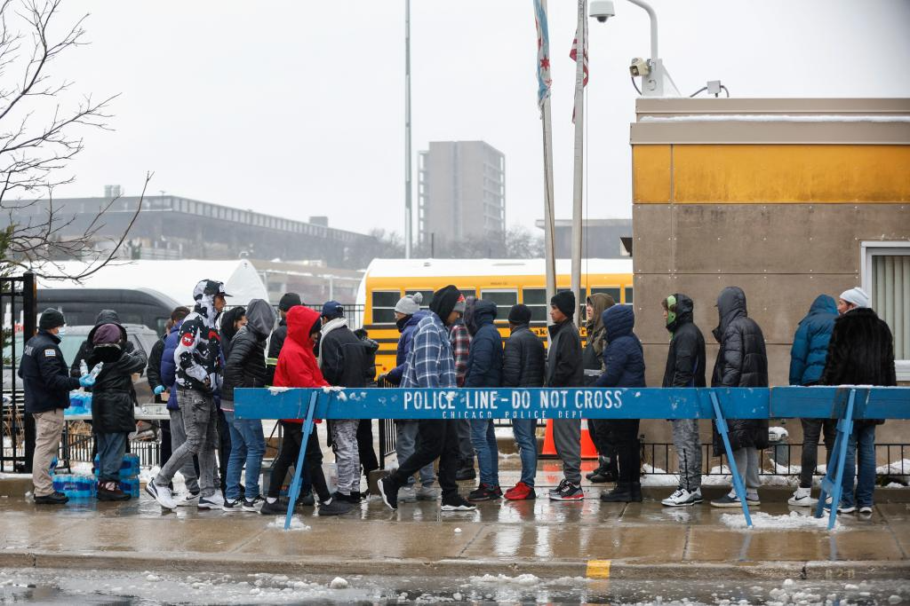 Polémica en Illinois: Juez dictamina que inmigrantes ilegales pueden portar armas