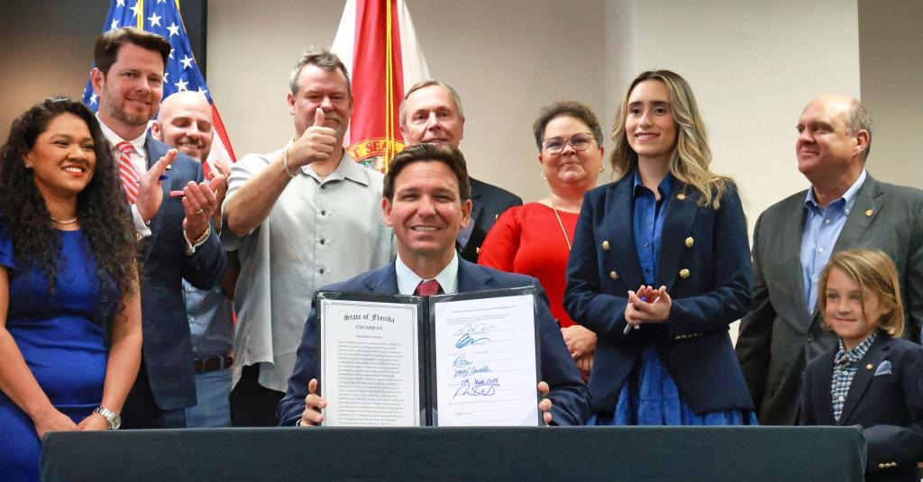 DeSantis firmó una ley para combatir a los ocupantes ilegales y empoderar a la policía