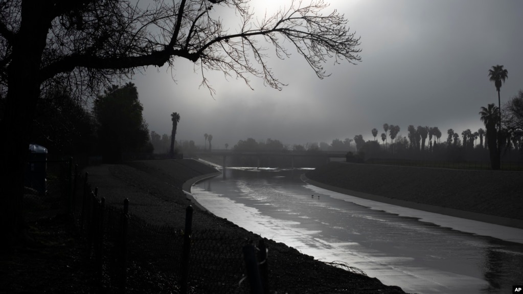 Tormentas golpean EEUU de costa a costa con frío, apagones y accidentes