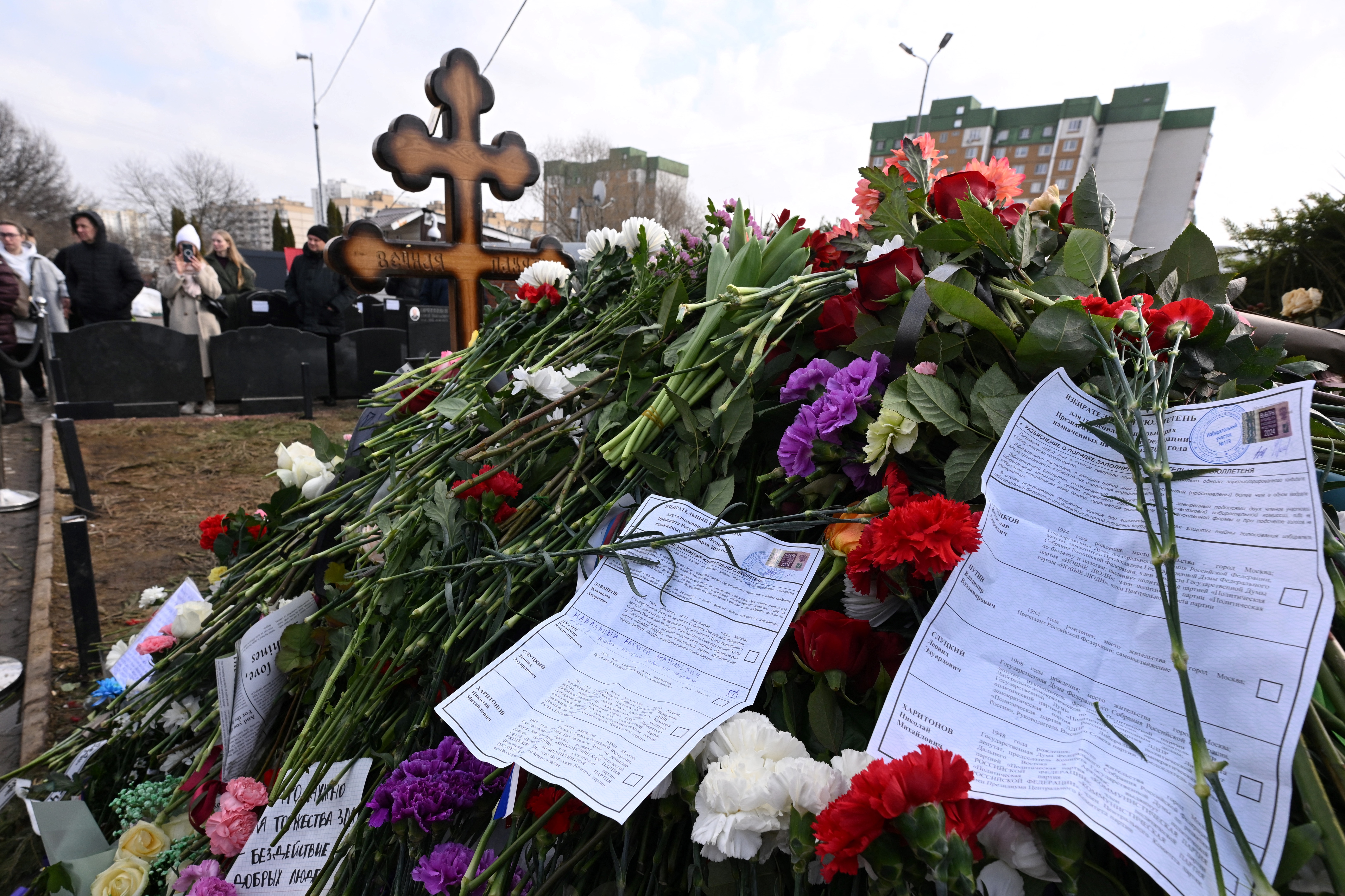 Electores homenajean a Navalni en varios centros de votación en Moscú