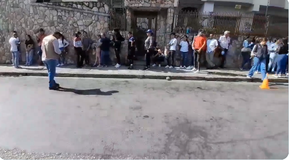 Retrasos en Carabobo en el inicio del registro electoral este #18Mar, ciudadanos esperan bajo un intenso sol (VIDEO)