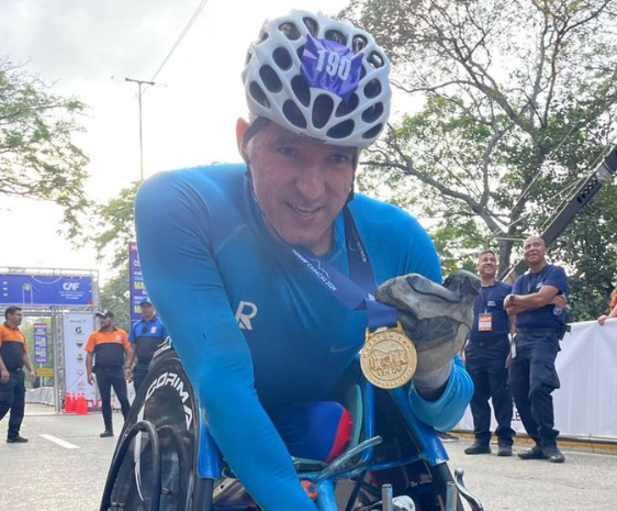 Juan Valladares hace historia al completar los primeros 42K del Maratón CAF 2024 en modalidad reducida