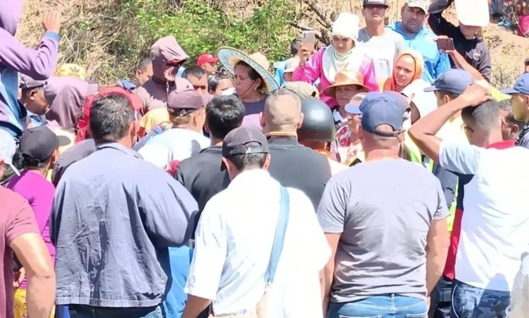 Larenses se alzan y trancan la carretera Lara-Zulia tras varios días sin electricidad