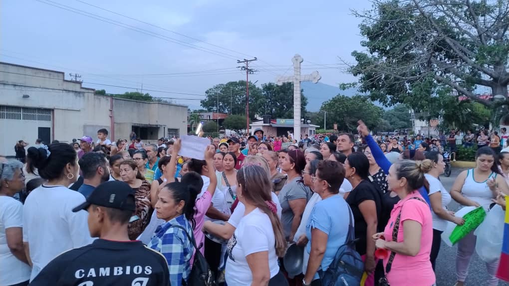 Habitantes de Ureña en Táchira rechazan apagones diarios en multitudinaria protesta nocturna