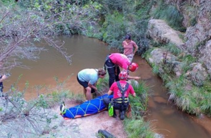 Subió a un puente colgante a sacar fotos y cayó al vacío