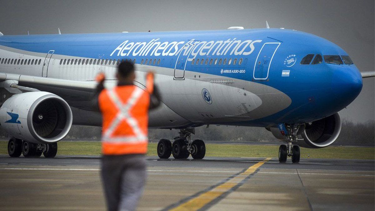 Maduro prohibió que aviones de Aerolíneas Argentinas sobrevuelen el espacio aéreo de Venezuela