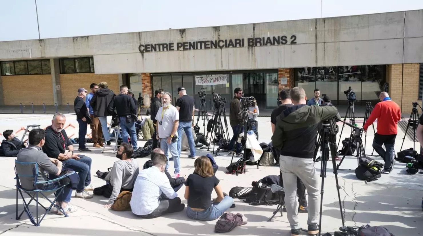 En video: El ambiente en los alrededores de la prisión Brian 2 ante la liberación de Dani Alves