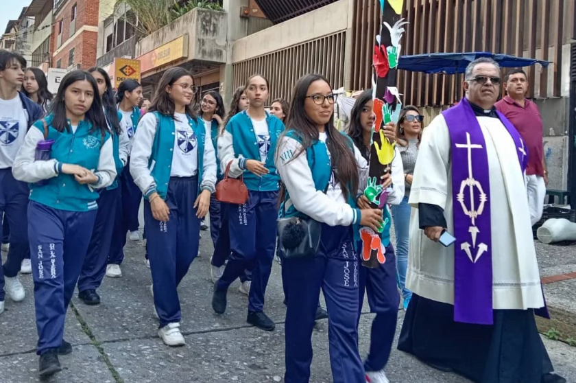 Colegios merideños realizaron viacrucis de la educación