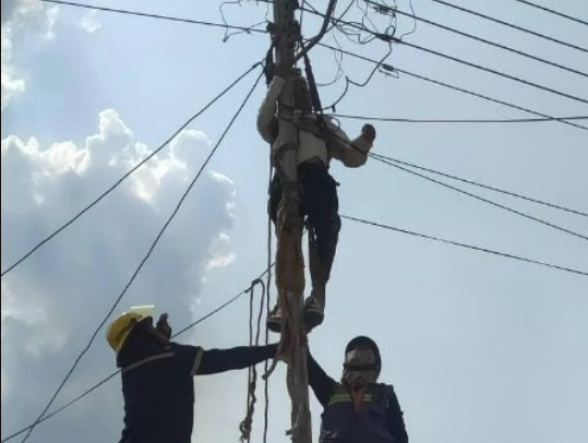 Vecino se subió a un poste eléctrico en Sucre bajo los efectos del alcohol y salió vivo tras quedarse dormido