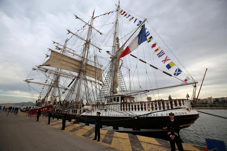 La llama olímpica abandona Grecia rumbo a Francia en el emblemático velero “Belem”