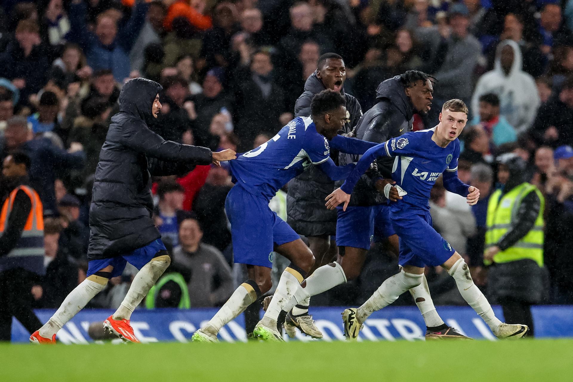 Chelsea remontó al Manchester United con dos goles en el descuento