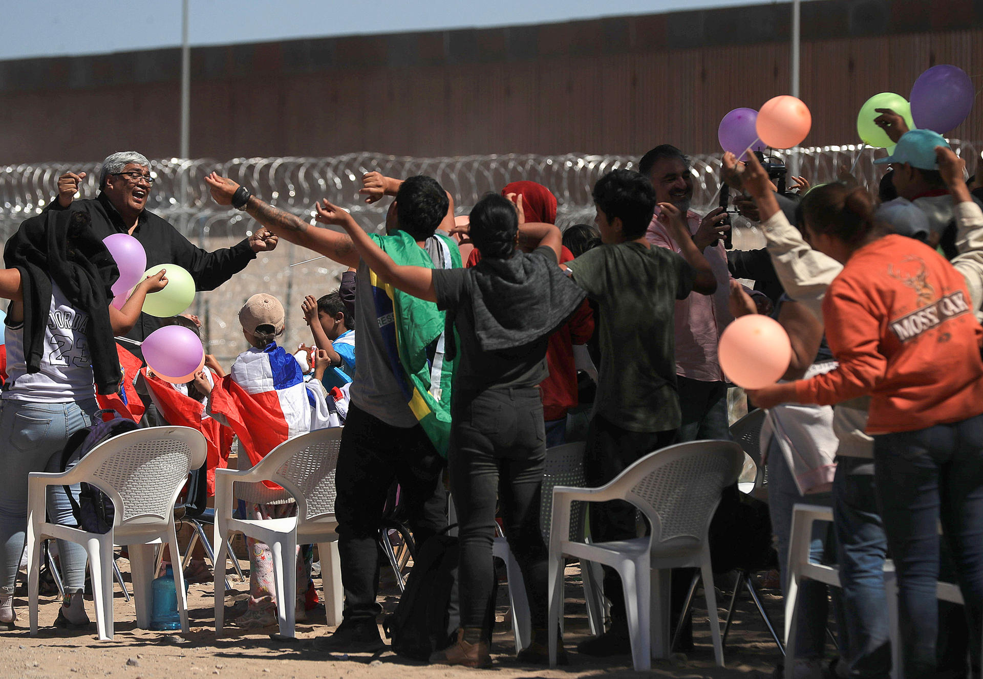 Migrantes venezolanos celebraron el Día del Niño en el río Bravo entre restricciones de EEUU