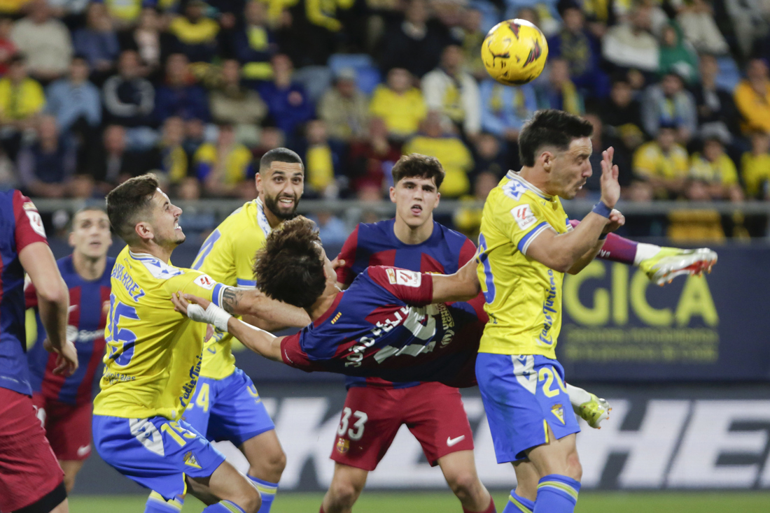 Golazo de Joao Félix bastó para que el Barcelona venciera al Cádiz 