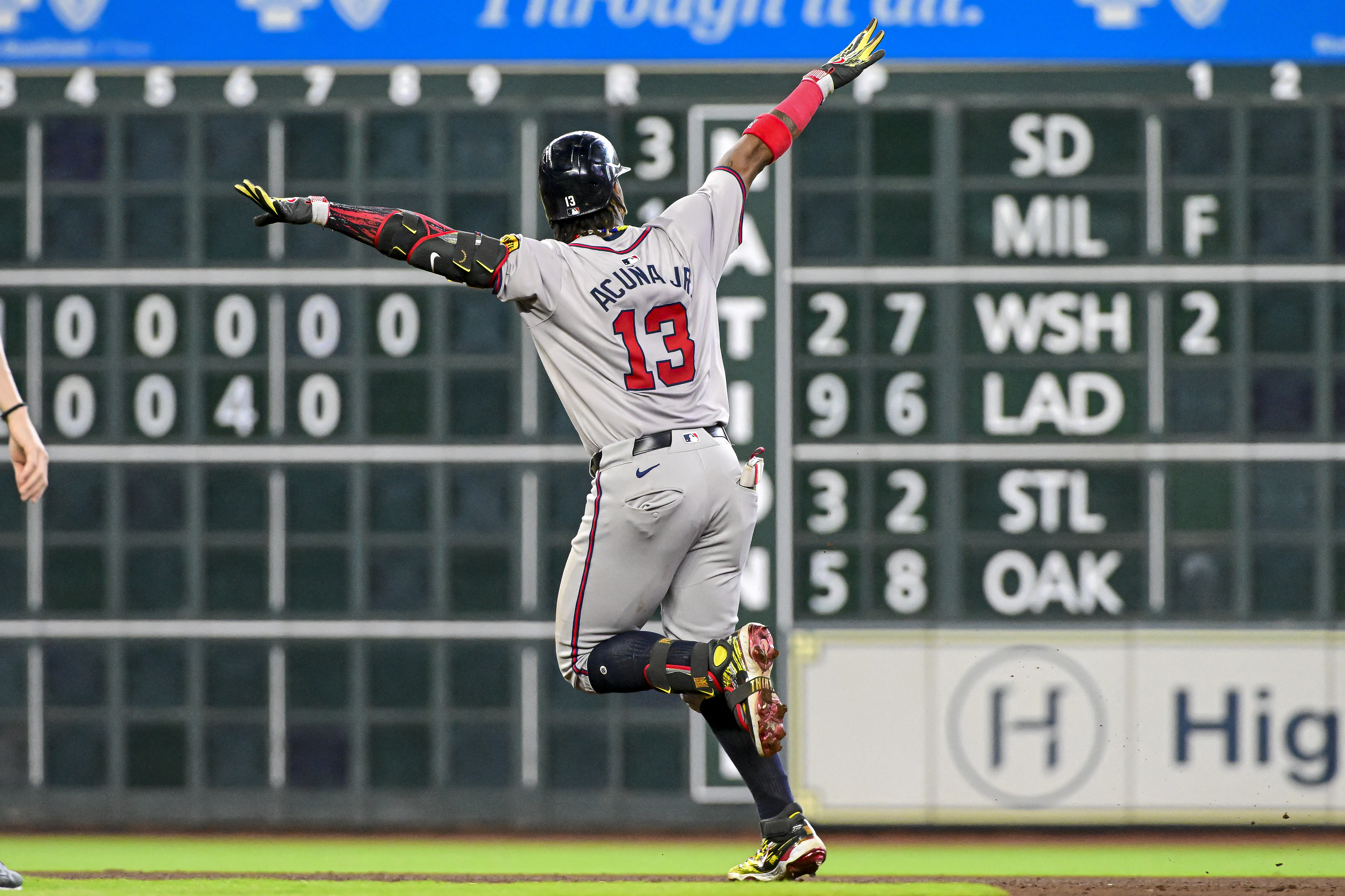 Ronald Acuña Jr. fija un nuevo récord para Bravos en Grandes Ligas (Videos)