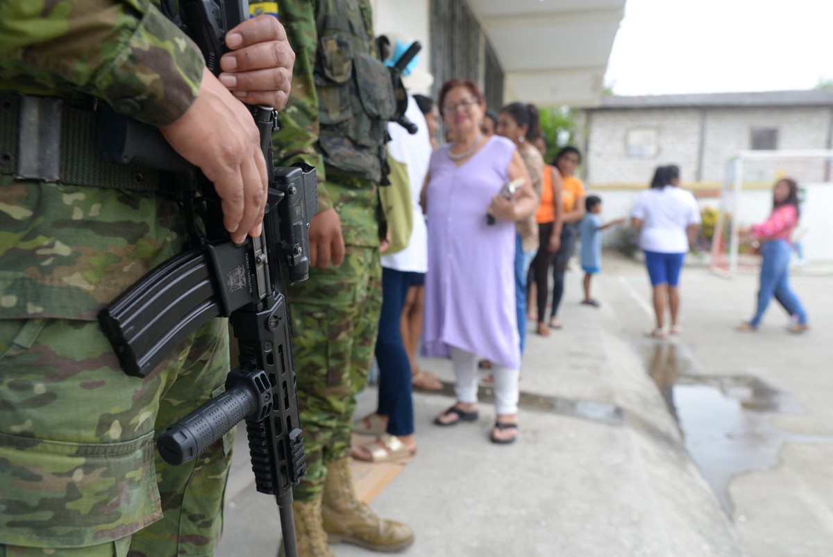 Concluyó referendo anticrimen en Ecuador, empañado por asesinato del director de una cárcel