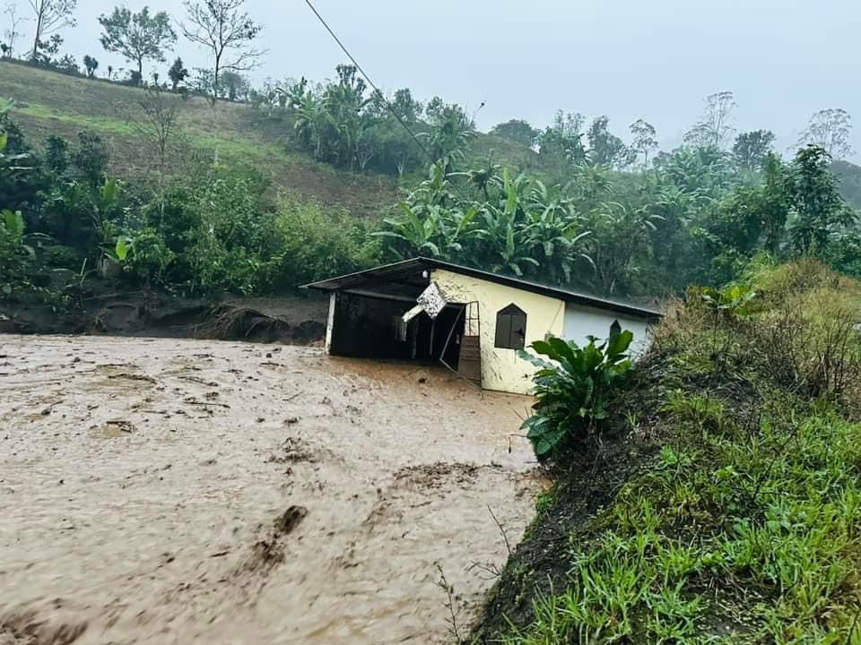 Varias personas desaparecidas y un herido tras deslizamiento de tierra en Ecuador