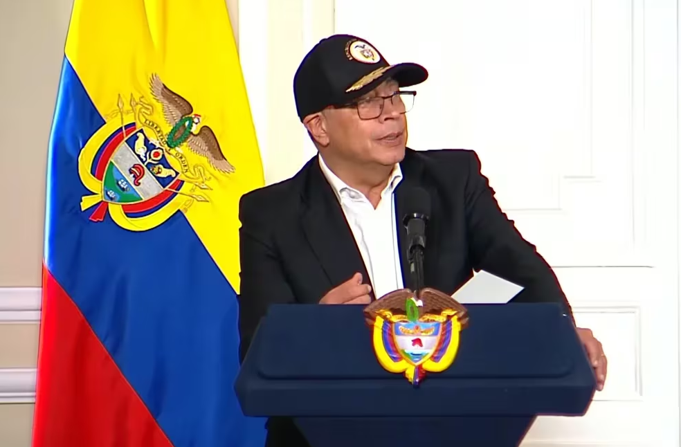 Gustavo Petro se estaría quedando calvo y usa una gorra en actos públicos para ocultarlo