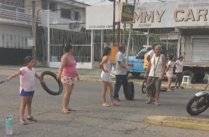 Protestan en la avenida Industrial de Barinas contra apagón de 20 horas