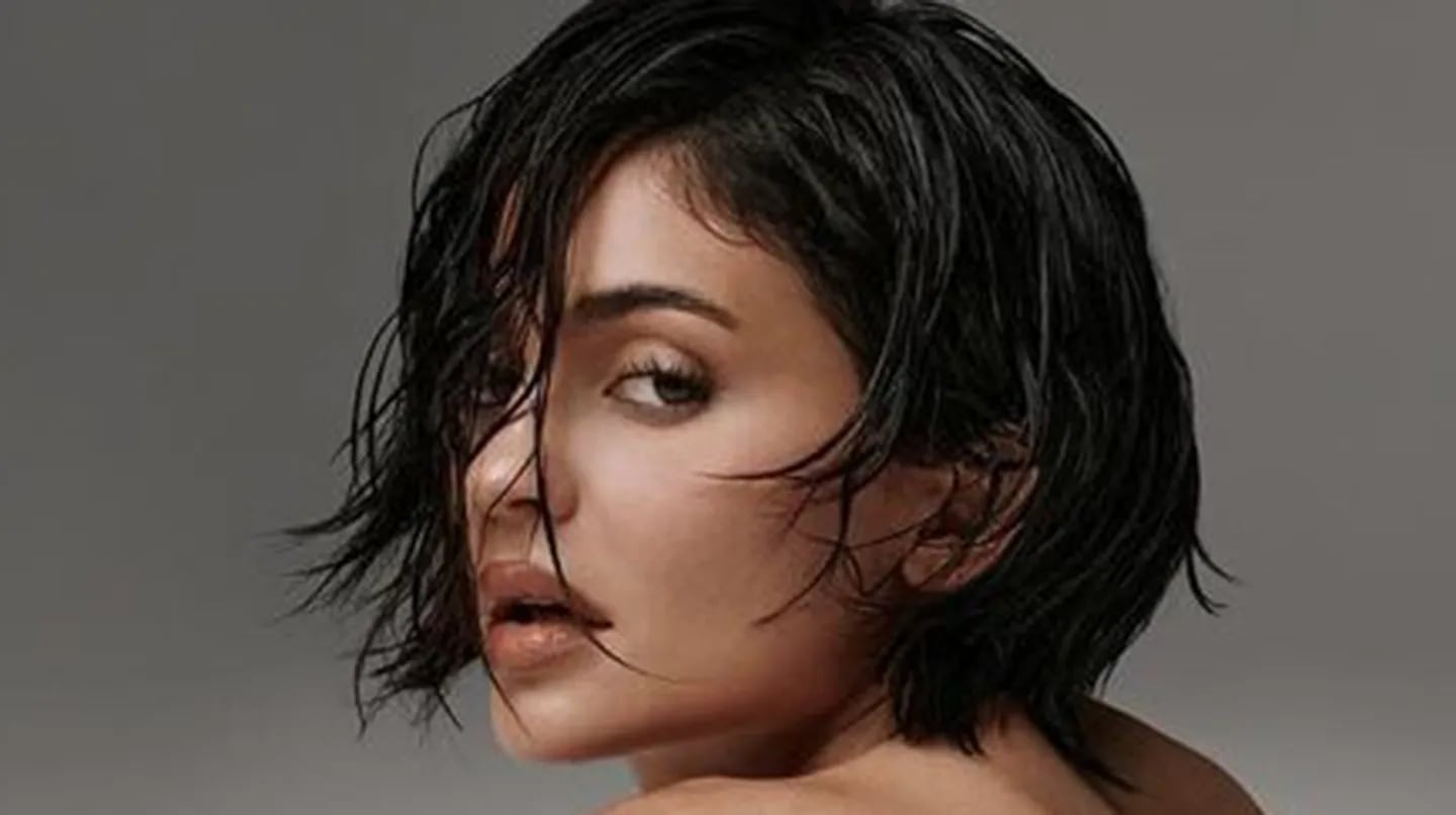 Kylie Jenner presentó su nueva línea de jeans con las lolas al aire (FOTOS)