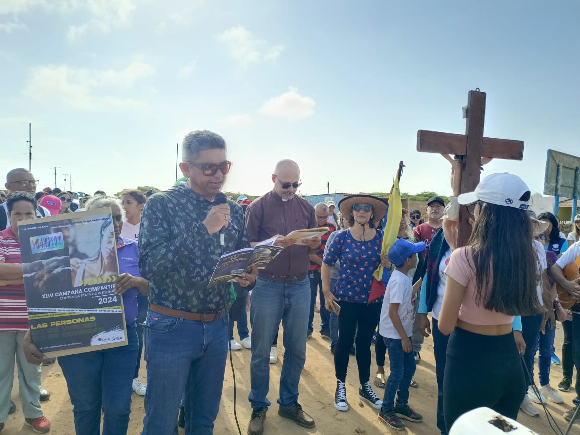 Develan cruz en Paraguaná en homenaje a migrantes fallecidos y desaparecidos en el mar