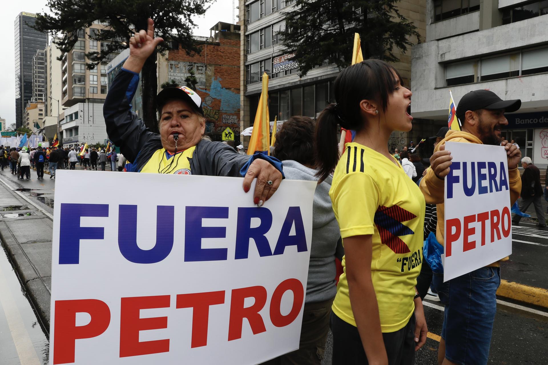 EN IMAGENES: multitud desafía la lluvia en Bogotá para protestar contra el gobierno de Petro