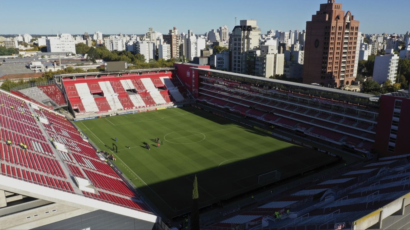 Conmoción en Argentina: Murió futbolista tras golpear su cabeza contra una pared durante partido