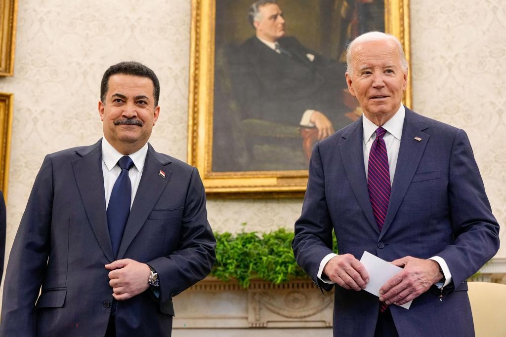 Captan nuevamente a Biden con una “chuleta” durante reunión con el primer ministro de Irak: ¿qué decía?