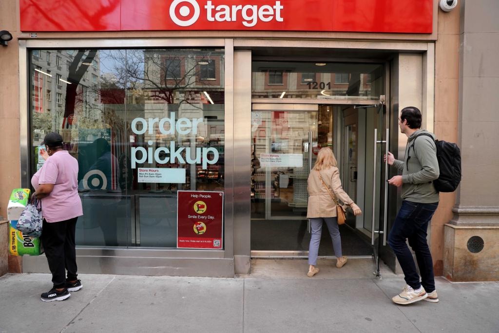 Venezolanos pretendían robar tienda en Nueva York y le dieron brutal golpiza a un policía