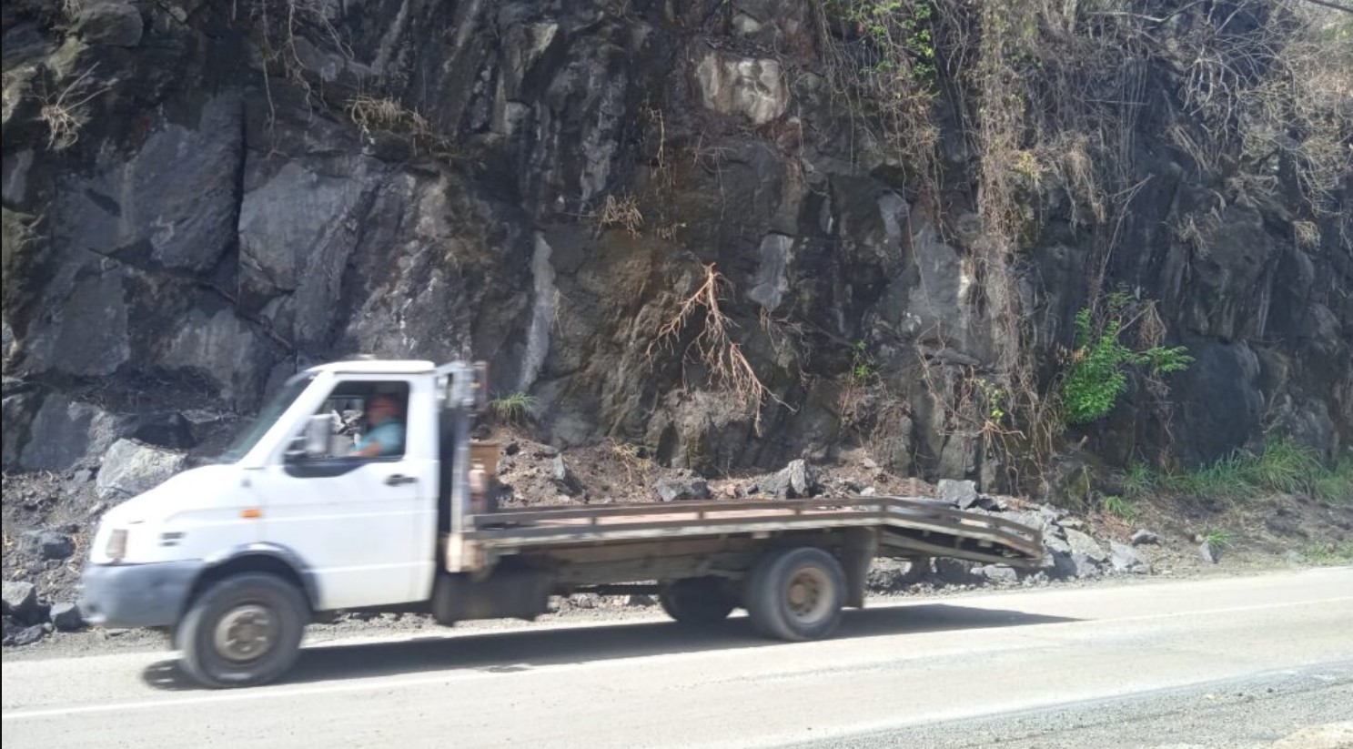 Denuncian riesgos por deslizamiento de rocas en la trocal 11 de Guárico